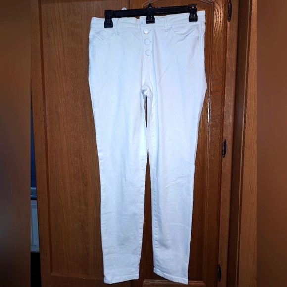 Abercrombie and Fitch signature collection. Mid-rise super skinny ankle jeans. - Picture 1 of 7